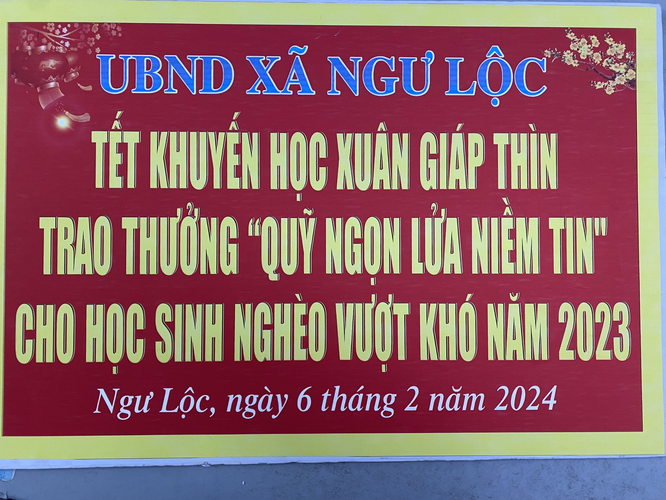Trao quà cho học sinh nghèo tại xã Ngư Lộc