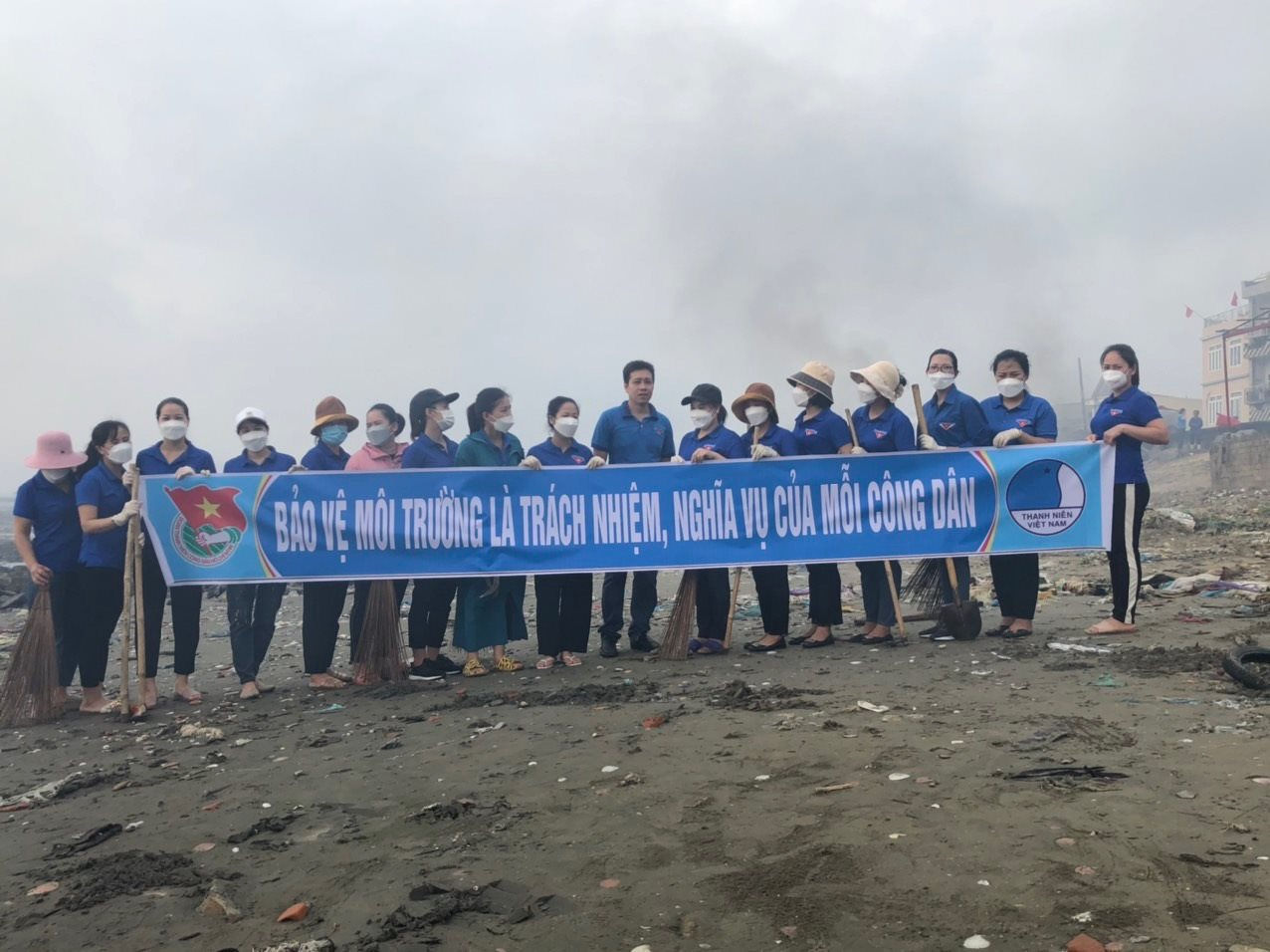 Xã Ngư Lộc tổ chức tổng dọn vệ sinh môi trường để góp phần thực hiện nhiệm vụ xây dựng nông thôn mới trên địa bàn huyện.